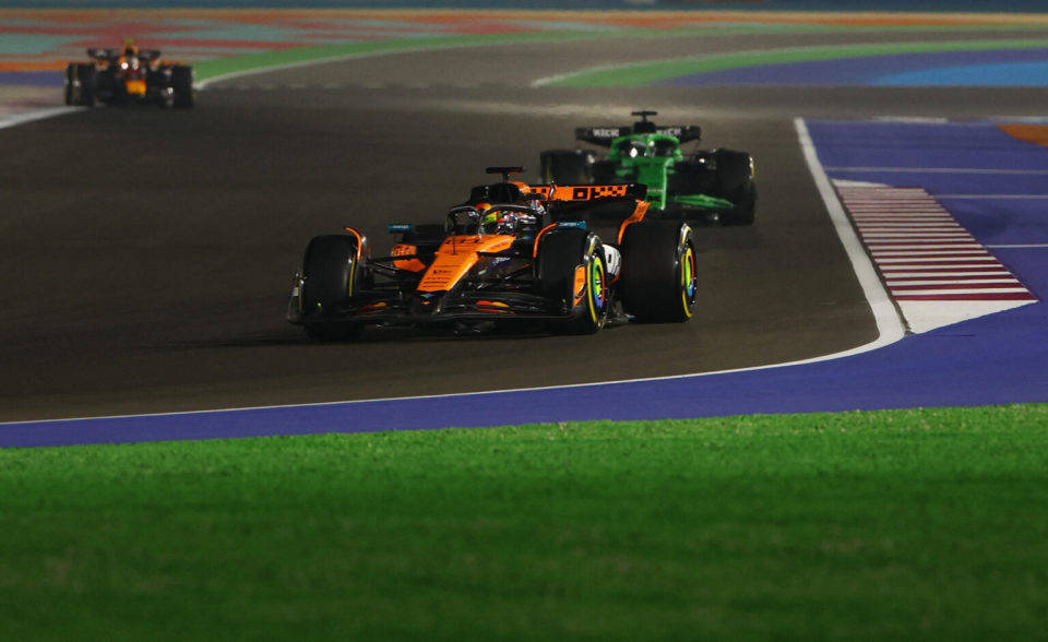 阿斯顿马丁险胜红牛二队，皮亚斯特里统治全场