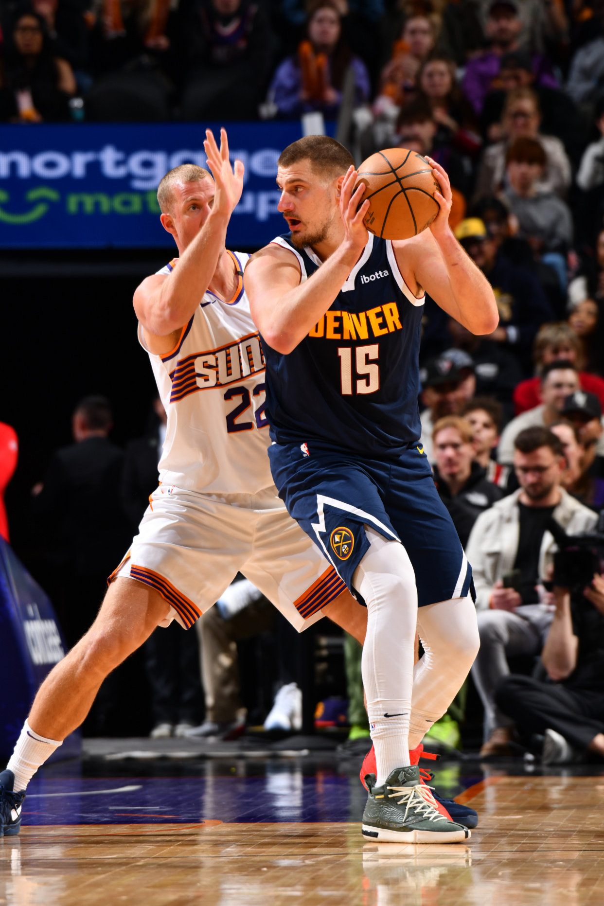 勇士鏖战马刺,约基奇带队取胜 勇士鏖战马刺,约基奇带队取胜