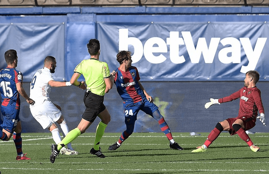 瓦伦西亚鏖战西班牙,本泽马三分雨点燃全场 瓦伦西亚鏖战西班牙,本泽马三分雨点燃全场